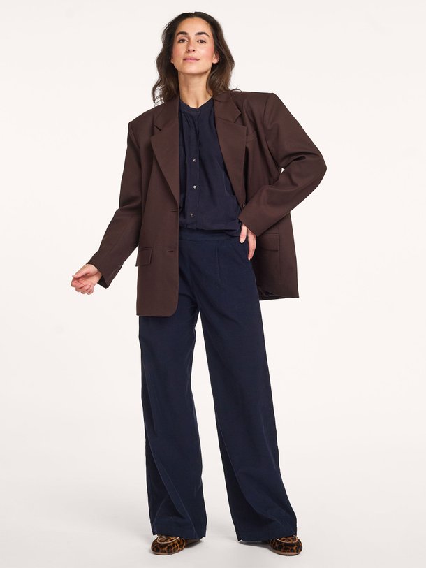 Ontdek de Jean katoenen corduroy palazzo van Sacrécoeur in de kleur donkerblauw bij Orangebag. Op werkdagen voor 21:45 besteld, morgen in huis.