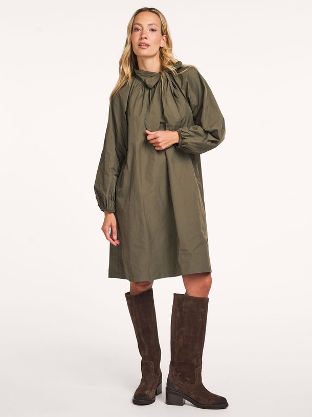 Ontdek de Geweven jurk van Summum in de kleur donkergroen bij Orangebag. Op werkdagen voor 21:45 besteld, morgen in huis.