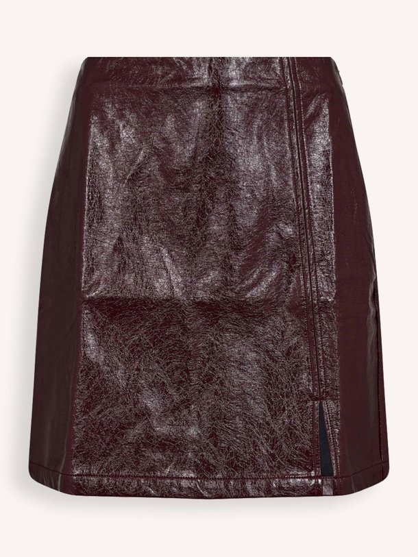 Ontdek de Posy viscosemix leatherlook rok van Co'Couture in de kleur bordeauxrood bij Orangebag. Op werkdagen voor 21:45 besteld, morgen in huis.