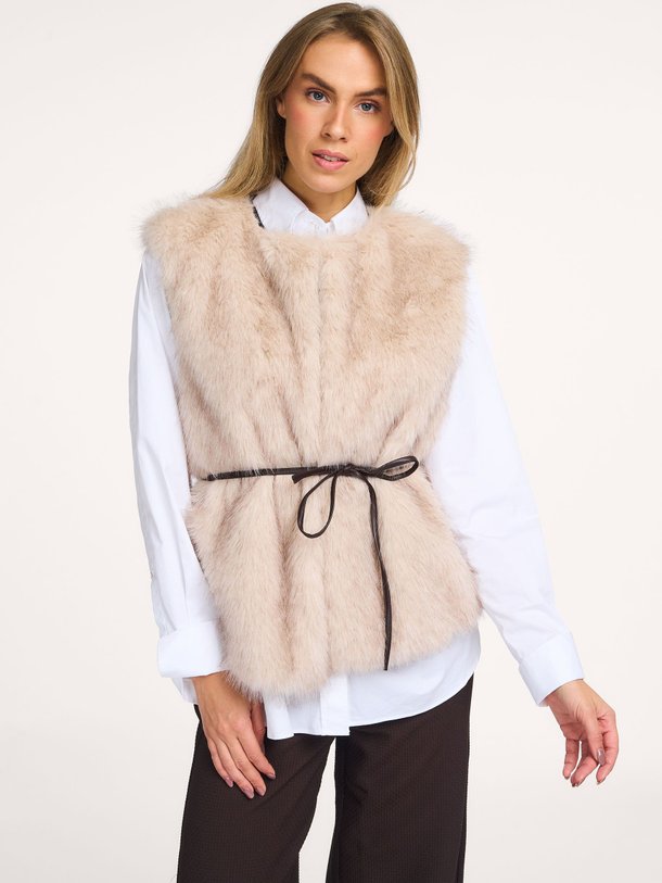 Ontdek de Ivana geweven fake fur gilet van Studio Anneloes in de kleur ecru bij Orangebag. Op werkdagen voor 21:45 besteld, morgen in huis.