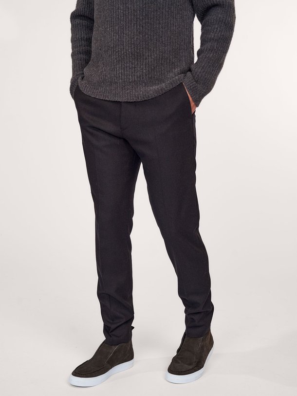 Ontdek de Ajend katoenmix pantalon van Drykorn in de kleur zwart bij Orangebag. Op werkdagen voor 21:45 besteld, morgen in huis.