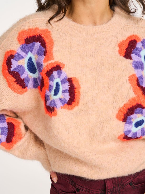 Ontdek de Impossible mohairmix trui met borduursel van Essentiel Antwerp in de kleur poeder bij Orangebag. Op werkdagen voor 21:45 besteld, morgen in huis.