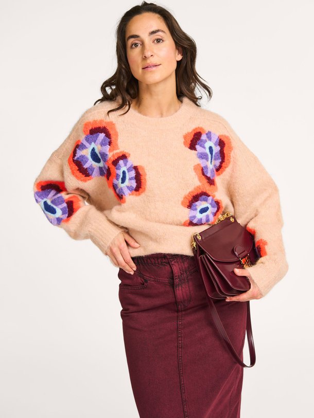 Ontdek de Impossible mohairmix trui met borduursel van Essentiel Antwerp in de kleur poeder bij Orangebag. Op werkdagen voor 21:45 besteld, morgen in huis.