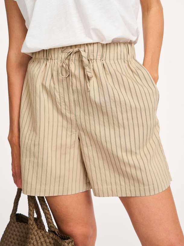Ontdek de Noland viscosemix short met gestreept dessin van Modstrom in de kleur beige bij Orangebag. Op werkdagen voor 21:45 besteld, morgen in huis.