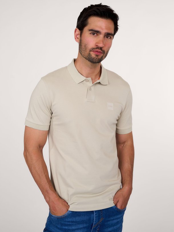 Ontdek de Passenger katoenmix piqué polo van Boss in de kleur zand bij Orangebag. Op werkdagen voor 21:45 besteld, morgen in huis.