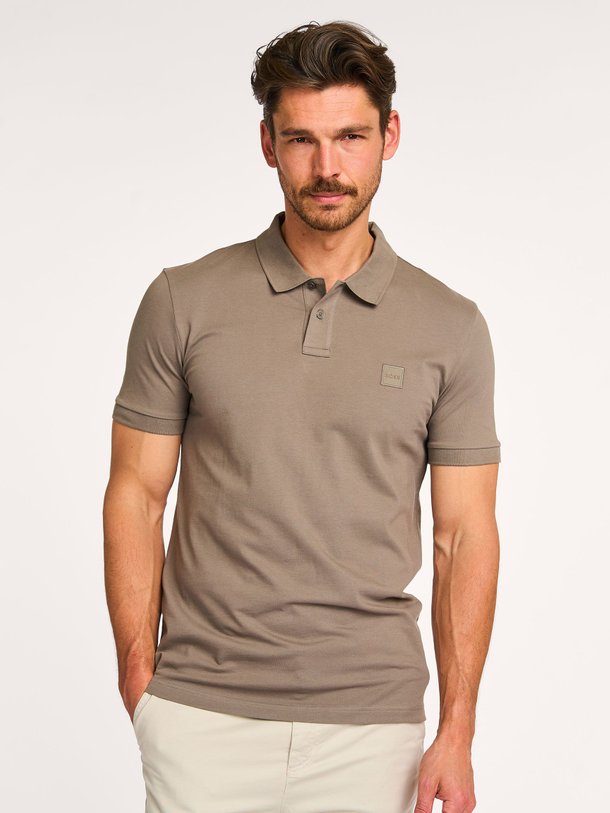 Ontdek de Passenger katoenen piqué polo van Boss in de kleur donkergrijs bij Orangebag. Op werkdagen voor 21:45 besteld, morgen in huis.