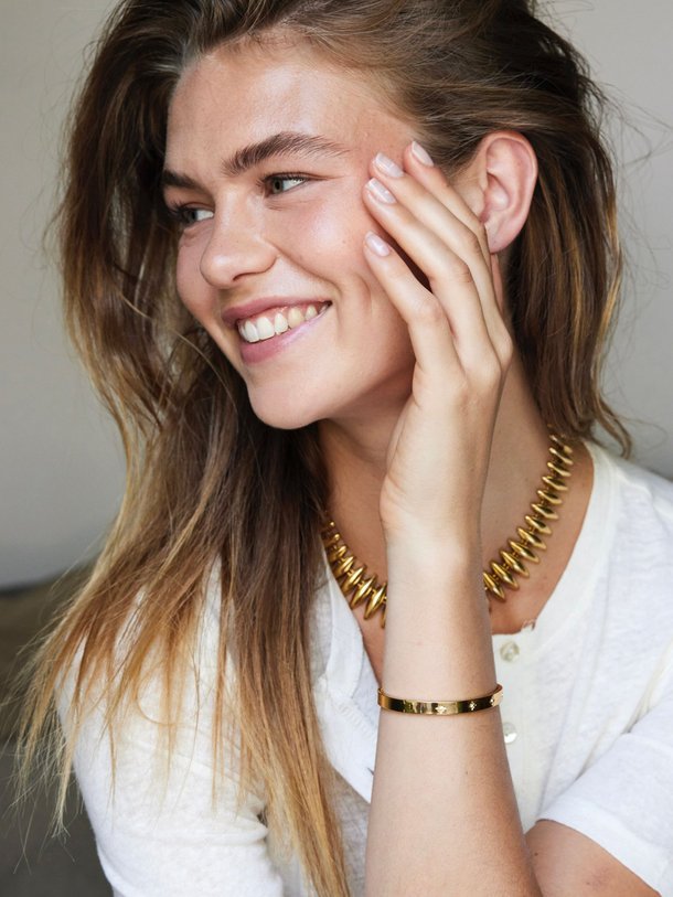 Ontdek de Vergulde armband met strass van Ellen Beekmans in de kleur goudkleur bij Orangebag. Op werkdagen voor 21:45 besteld, morgen in huis.