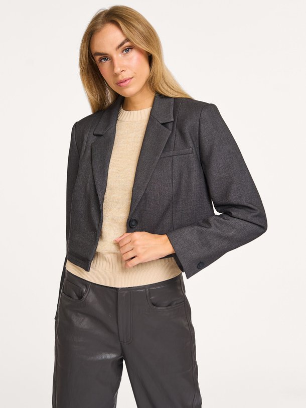 Ontdek de Viscosemix cropped blazer van Yaya in de kleur antraciet bij Orangebag. Op werkdagen voor 21:45 besteld, morgen in huis.