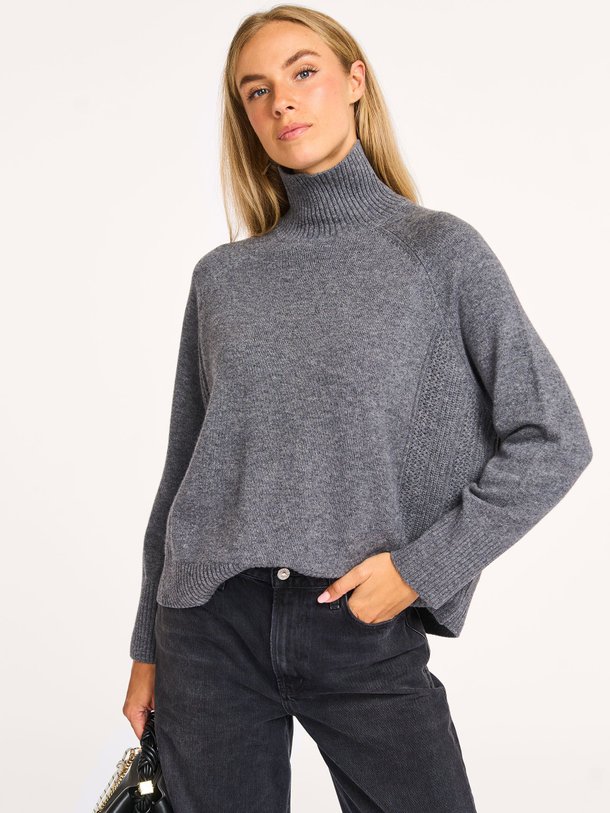 Ontdek de Aramis merino wollen trui van Des Petits Hauts in de kleur donkergrijs bij Orangebag. Op werkdagen voor 21:45 besteld, morgen in huis.