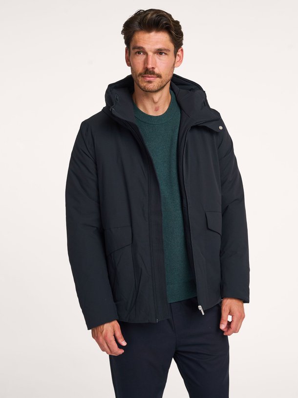 Elvine Letho - Technische Gewatteerde Parka - Donkerblauw Ontdek de Letho technische gewatteerde parka van Elvine in de kleur donkerblauw bij Orangebag. Op werkdagen voor 21:45 besteld, morgen in huis.