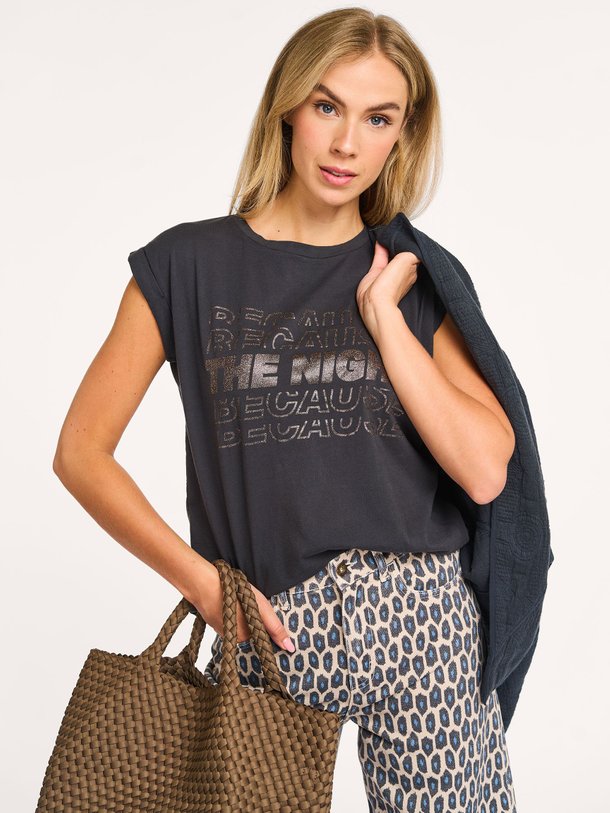 Ontdek de Thelma organic cotton T-shirt met print van By-Bar in de kleur zwart bij Orangebag. Op werkdagen voor 21:45 besteld, morgen in huis.