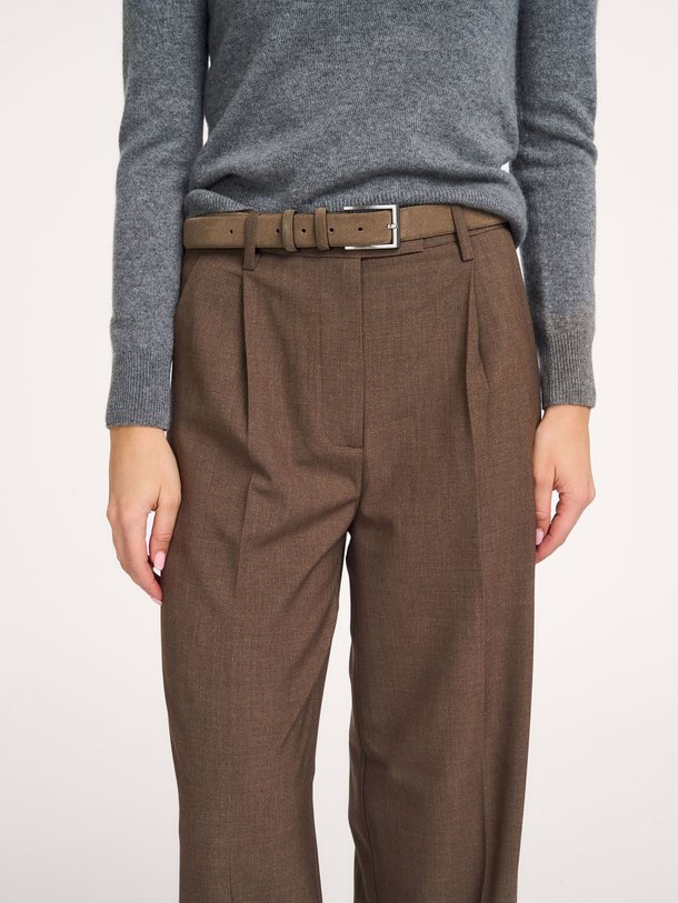 Ontdek de Viro suède riem van Club L`avenir in de kleur taupe bij Orangebag. Op werkdagen voor 21:45 besteld, morgen in huis.