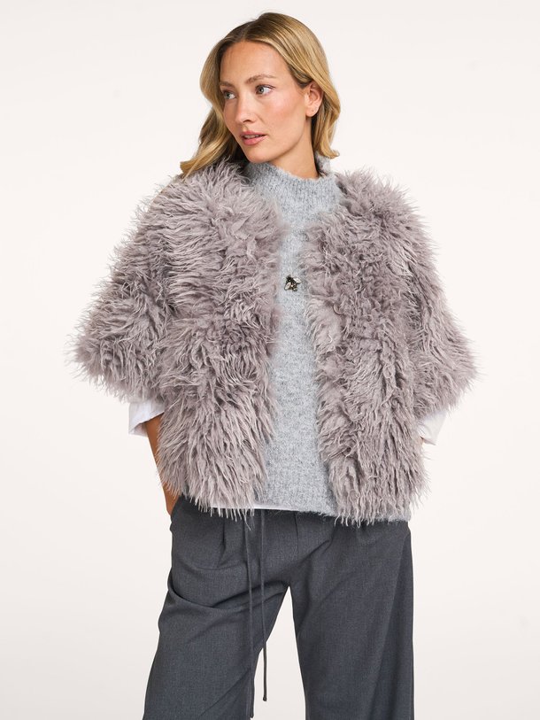 Ontdek de Geweven faux fur jasje van Summum in de kleur grijs bij Orangebag. Op werkdagen voor 21:45 besteld, morgen in huis.