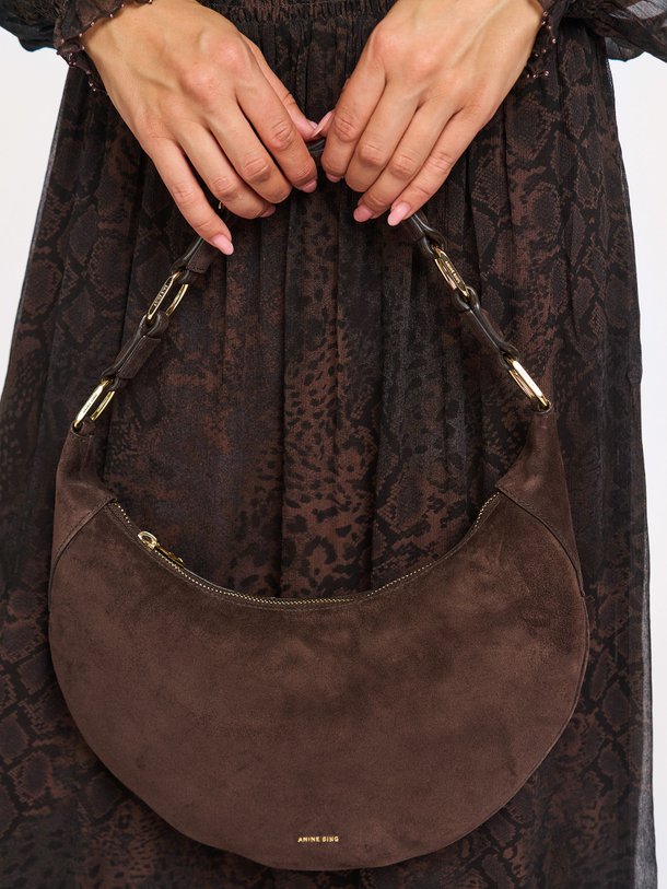 Ontdek de Kate Hobo suède schoudertas van Anine Bing in de kleur donkerbruin bij Orangebag. Op werkdagen voor 21:45 besteld, morgen in huis.