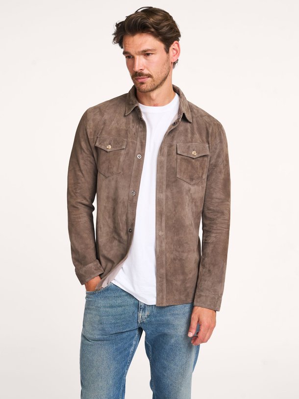 Ontdek de Rocco suède overshirt van Alter Ego in de kleur bruin bij Orangebag. Op werkdagen voor 21:45 besteld, morgen in huis.