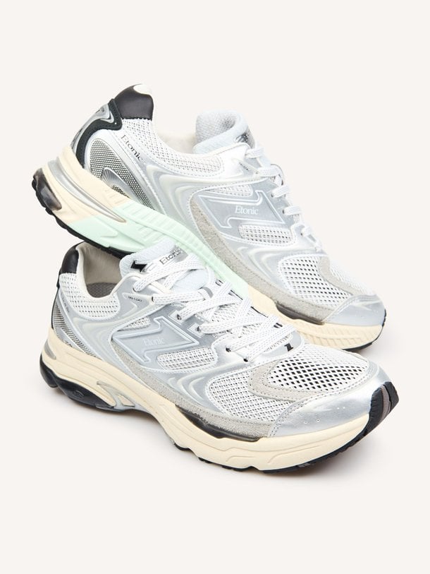 Ontdek de Evolution Saturn suède sneakers met mesh van Etonic in de kleur zilverkleur bij Orangebag. Op werkdagen voor 21:45 besteld, morgen in huis.
