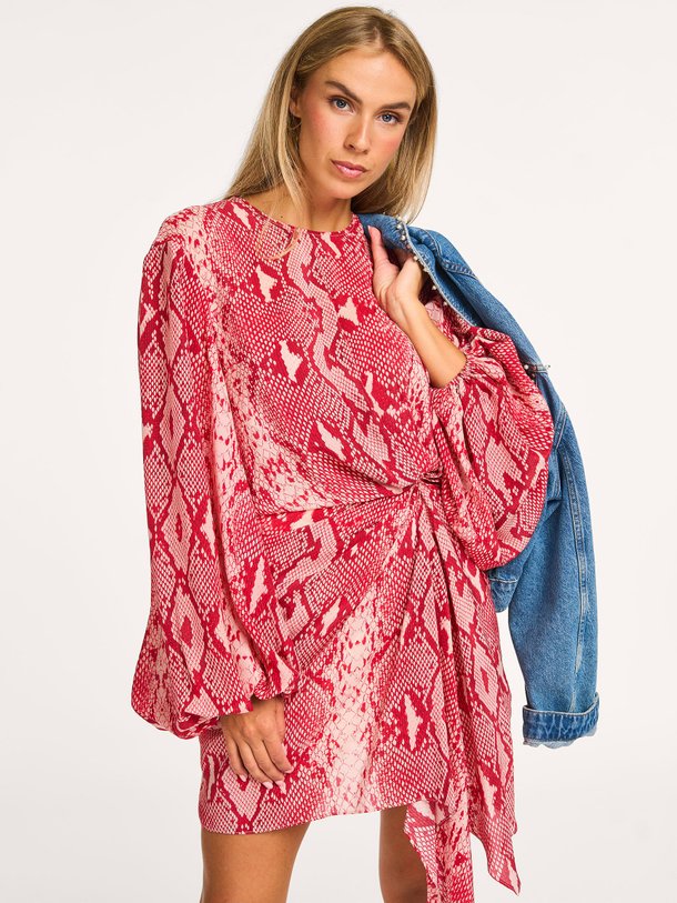 Ontdek de Ifrench viscose jurk met print van Essentiel Antwerp in de kleur rood bij Orangebag. Op werkdagen voor 21:45 besteld, morgen in huis.