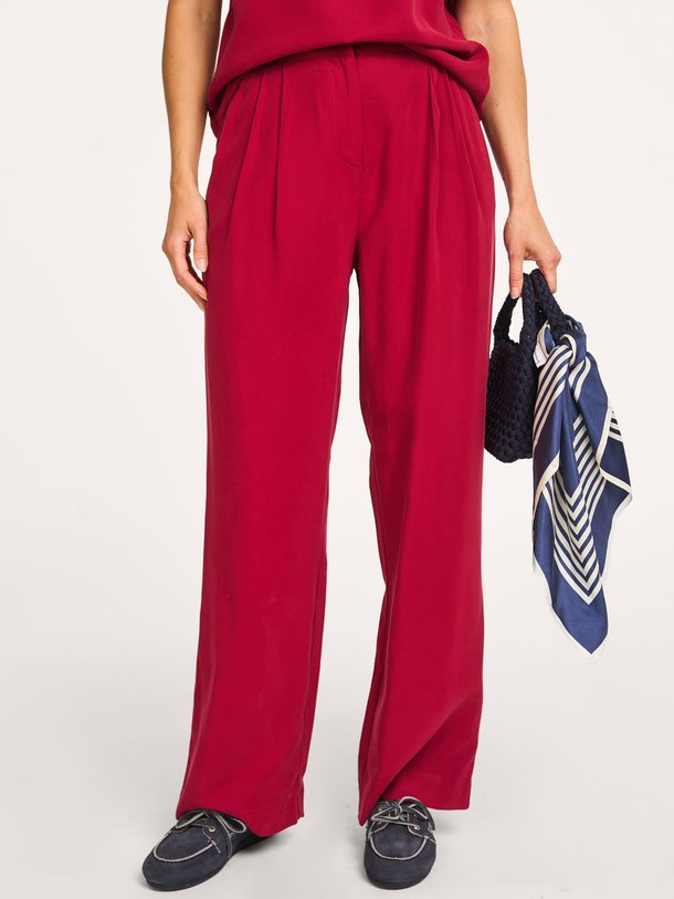 Ontdek de Fanya viscosemix broek van Modstrom in de kleur bordeauxrood bij Orangebag. Op werkdagen voor 21:45 besteld, morgen in huis.