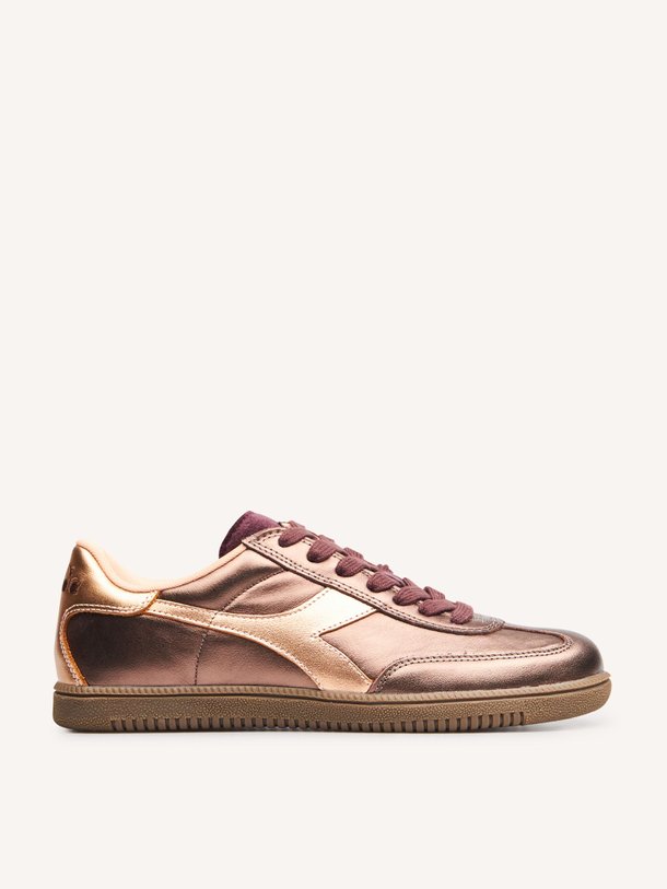 Ontdek de Trainer lederen metallic sneakers van Diadora in de kleur bruin bij Orangebag. Op werkdagen voor 21:45 besteld, morgen in huis.