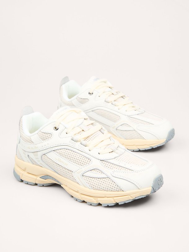 Ontdek de The Re-Run Perforated nubuck sneakers van Mercer Amsterdam in de kleur off-white bij Orangebag. Op werkdagen voor 21:45 besteld, morgen in huis.