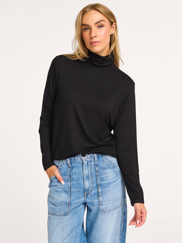 Ontdek de M001 Soft Touch viscosemix top met col van Majestic Filatures in de kleur zwart bij Orangebag. Op werkdagen voor 21:45 besteld, morgen in huis.