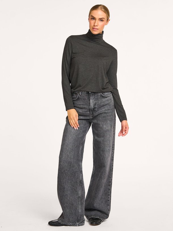 Ontdek de M001 Soft Touch viscosemix top met col van Majestic Filatures in de kleur antraciet bij Orangebag. Op werkdagen voor 21:45 besteld, morgen in huis.