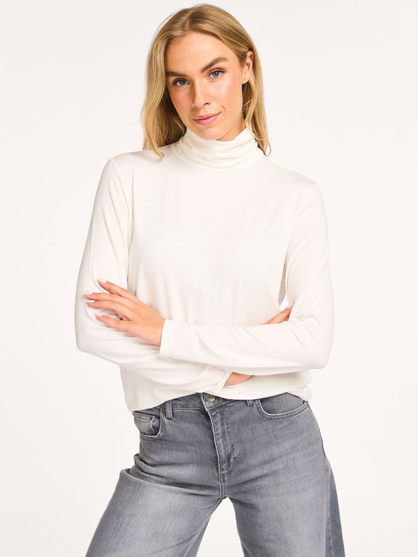 Ontdek de M001 Soft Touch viscosemix top met col van Majestic Filatures in de kleur off-white bij Orangebag. Op werkdagen voor 21:45 besteld, morgen in huis.