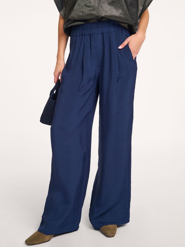 Ontdek de Benji viscosemix wide leg broek van By-Bar in de kleur donkerblauw bij Orangebag. Op werkdagen voor 21:45 besteld, morgen in huis.