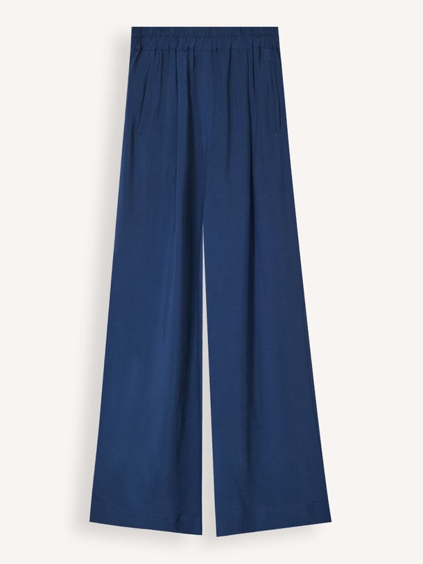 Ontdek de Benji viscosemix wide leg broek van By-Bar in de kleur donkerblauw bij Orangebag. Op werkdagen voor 21:45 besteld, morgen in huis.