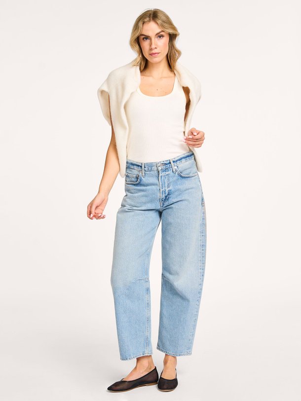 Ontdek de Miro mid waist barrel fit non-stretch jeans van Citizens of Humanity in de kleur blauw bij Orangebag. Op werkdagen voor 21:45 besteld, morgen in huis.