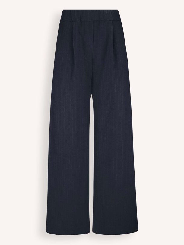 Ontdek de Benji viscosemix krijtstreep wide leg broek van By-Bar in de kleur donkerblauw bij Orangebag. Op werkdagen voor 21:45 besteld, morgen in huis.