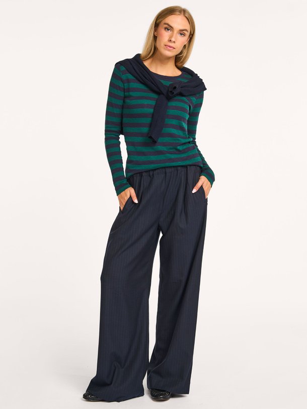 Ontdek de Benji viscosemix krijtstreep wide leg broek van By-Bar in de kleur donkerblauw bij Orangebag. Op werkdagen voor 21:45 besteld, morgen in huis.