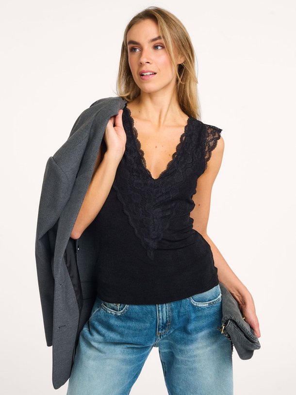 Ontdek de Pansy jersey top met kant van Sofie Schnoor in de kleur zwart bij Orangebag. Op werkdagen voor 21:45 besteld, morgen in huis.