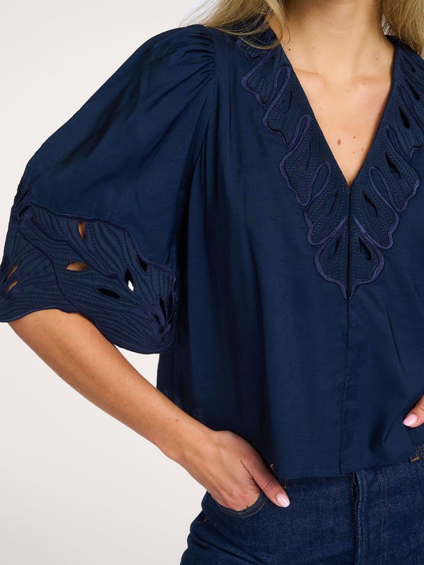 Ontdek de Audrey viscosemix top van By-Bar in de kleur donkerblauw bij Orangebag. Op werkdagen voor 21:45 besteld, morgen in huis.