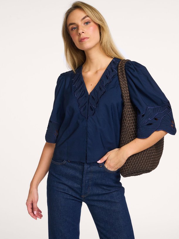 Ontdek de Audrey viscosemix top van By-Bar in de kleur donkerblauw bij Orangebag. Op werkdagen voor 21:45 besteld, morgen in huis.