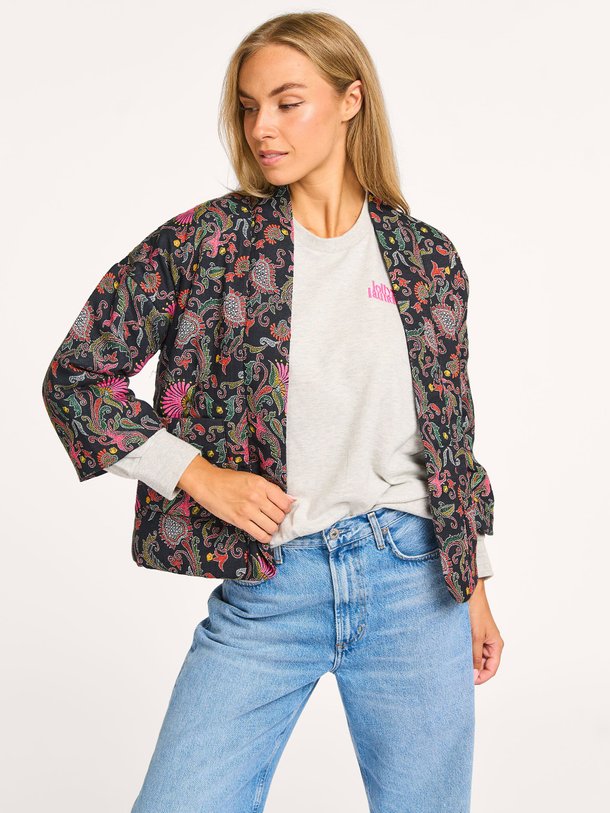 Ontdek de Barbra katoenen jasje met print van Lollys Laundry in de kleur zwart bij Orangebag. Op werkdagen voor 21:45 besteld, morgen in huis.