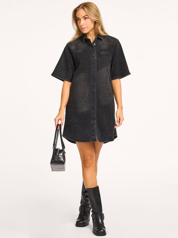 Ontdek de Denim jurk met strass van Sofie Schnoor in de kleur zwart bij Orangebag. Op werkdagen voor 21:45 besteld, morgen in huis.