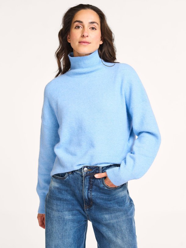 Ontdek de Nola alpacamix gemêleerde coltrui van Samsoe Samsoe in de kleur lichtblauw bij Orangebag. Op werkdagen voor 21:45 besteld, morgen in huis.