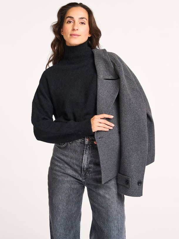 Ontdek de Nola alpacamix coltrui van Samsoe Samsoe in de kleur zwart bij Orangebag. Op werkdagen voor 21:45 besteld, morgen in huis.