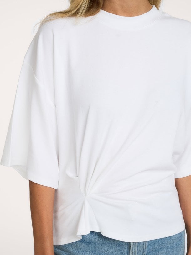 Ontdek de Missouri katoenmix top met plooi detail van Second Female in de kleur wit bij Orangebag. Op werkdagen voor 21:45 besteld, morgen in huis.