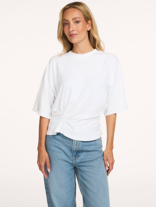 Ontdek de Missouri katoenmix top met plooi detail van Second Female in de kleur wit bij Orangebag. Op werkdagen voor 21:45 besteld, morgen in huis.