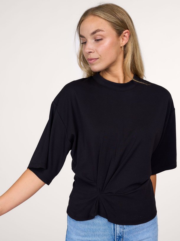 Ontdek de Missouri katoenmix top met plooi detail van Second Female in de kleur zwart bij Orangebag. Op werkdagen voor 21:45 besteld, morgen in huis.