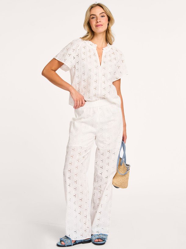 Ontdek de Nanette katoenen opengewerkte broek van Modstrom in de kleur wit bij Orangebag. Op werkdagen voor 21:45 besteld, morgen in huis.