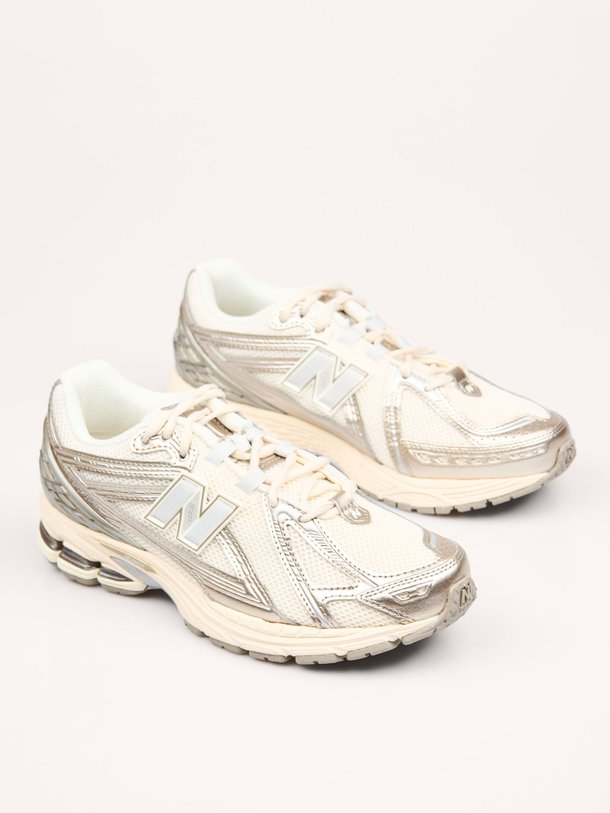 Ontdek de U1906 metallic mesh sneakers van New Balance in de kleur off-white bij Orangebag. Op werkdagen voor 21:45 besteld, morgen in huis.