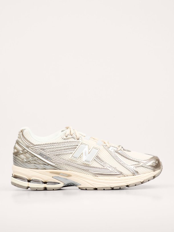 Ontdek de U1906 metallic mesh sneakers van New Balance in de kleur off-white bij Orangebag. Op werkdagen voor 21:45 besteld, morgen in huis.