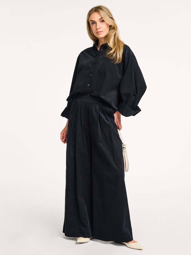 Ontdek de Freddy katoenen ribcord broek van Nathalie Vleeschouwer in de kleur donkerblauw bij Orangebag. Op werkdagen voor 21:45 besteld, morgen in huis.