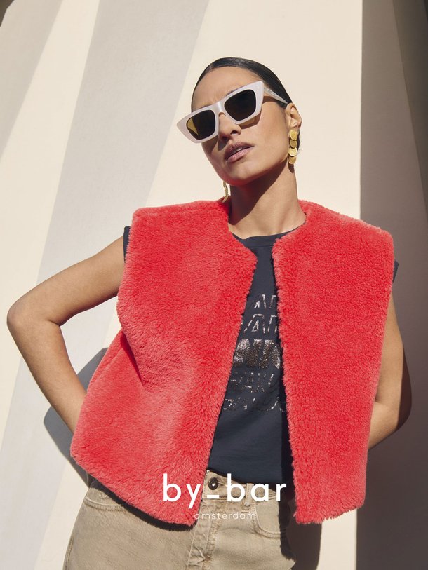 Ontdek de Wolly geweven teddy gilet van By-Bar in de kleur rood bij Orangebag. Op werkdagen voor 21:45 besteld, morgen in huis.