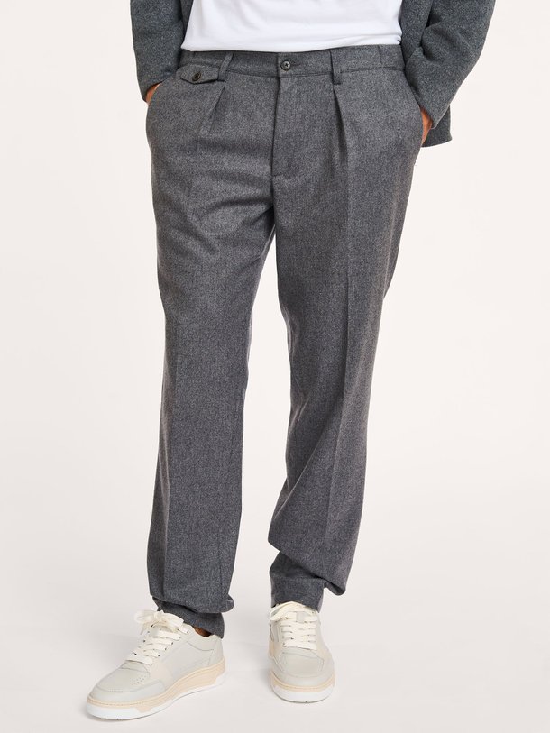 Ontdek de Wolmix gemêleerde broek van Profuomo in de kleur donkergrijs bij Orangebag. Op werkdagen voor 21:45 besteld, morgen in huis.