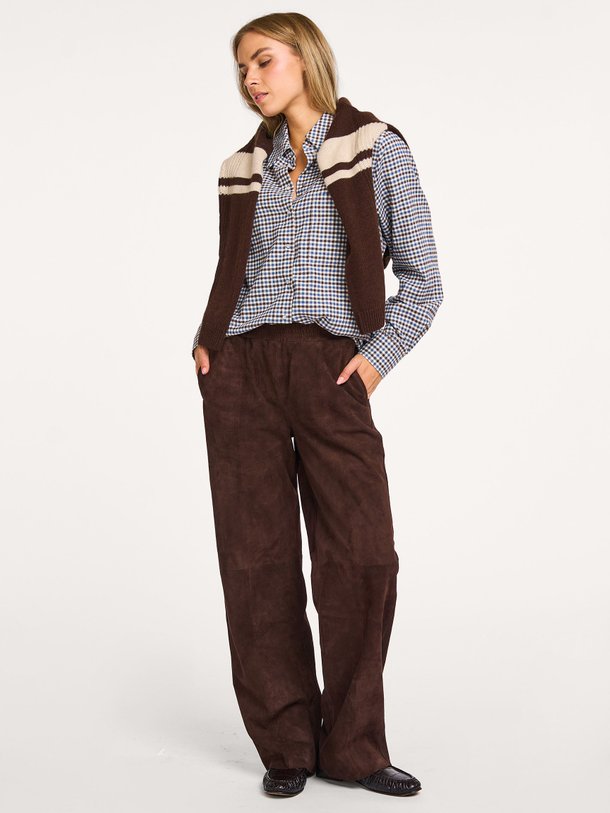 Ontdek de Lucca suède broek van Alter Ego in de kleur donkerbruin bij Orangebag. Op werkdagen voor 21:45 besteld, morgen in huis.