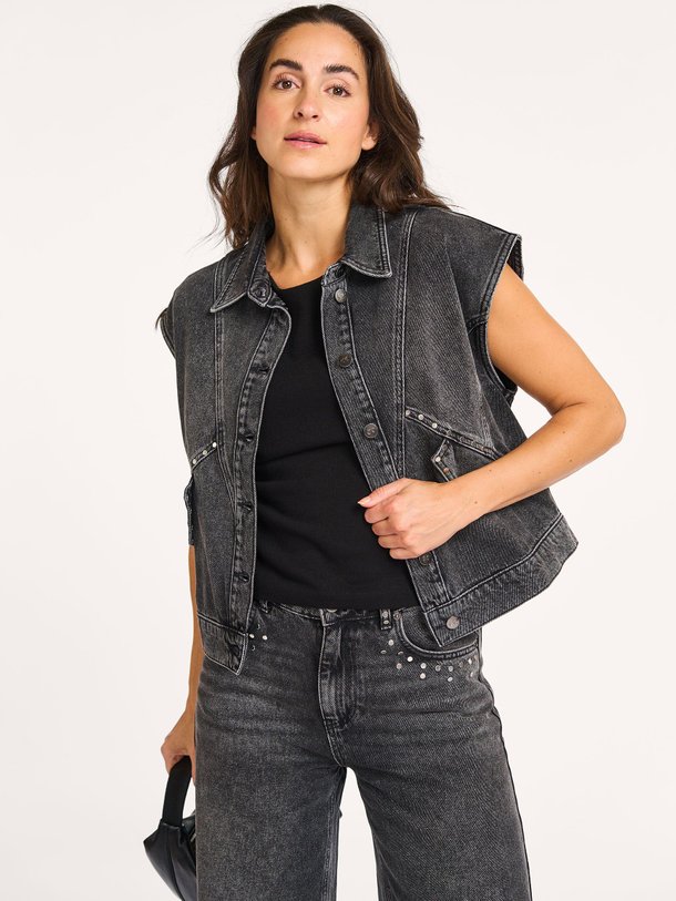 Ontdek de Vicky denim gilet met studs van Co'Couture in de kleur zwart bij Orangebag. Op werkdagen voor 21:45 besteld, morgen in huis.
